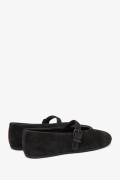 Classic and cozy dark brown Estro women's ballet flats, made of genuine velour and featuring a charming buckle.
