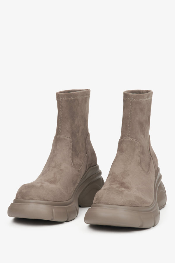 Women’s beige velour chelsea boots Estro - model presentation from the front.