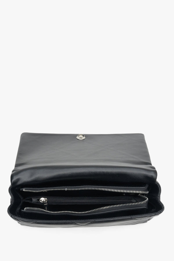 Estro's women's black leather bag made of genuine leather with quilting and a chain strap.