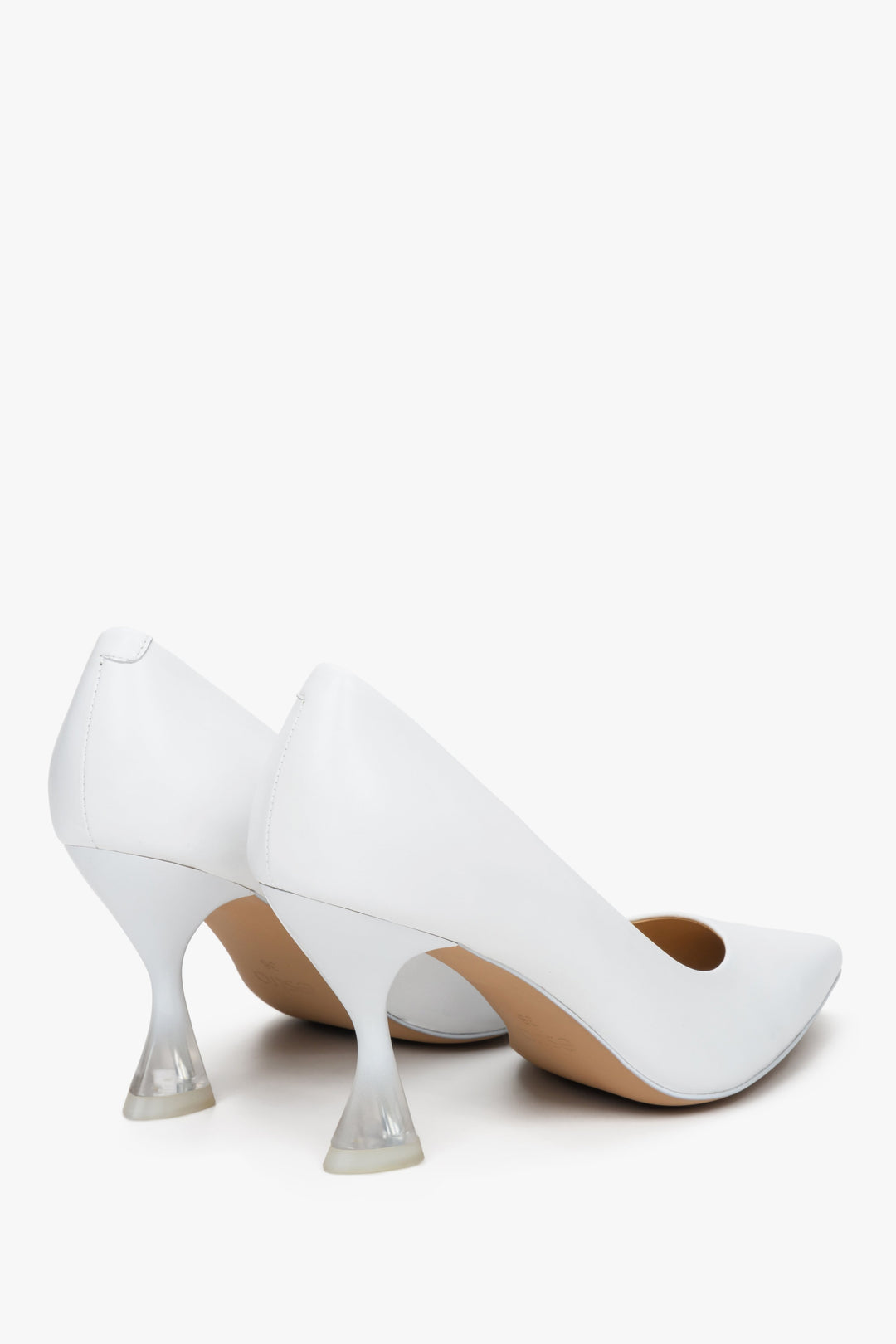 Elegant women's white high-heeled pumps by Estro - presentation of the shoe's heel.