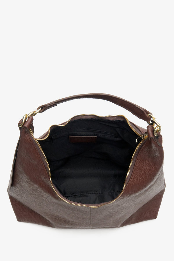 Women's dark brown shopper made of genuine leather by Estro - close-up of the interior design.