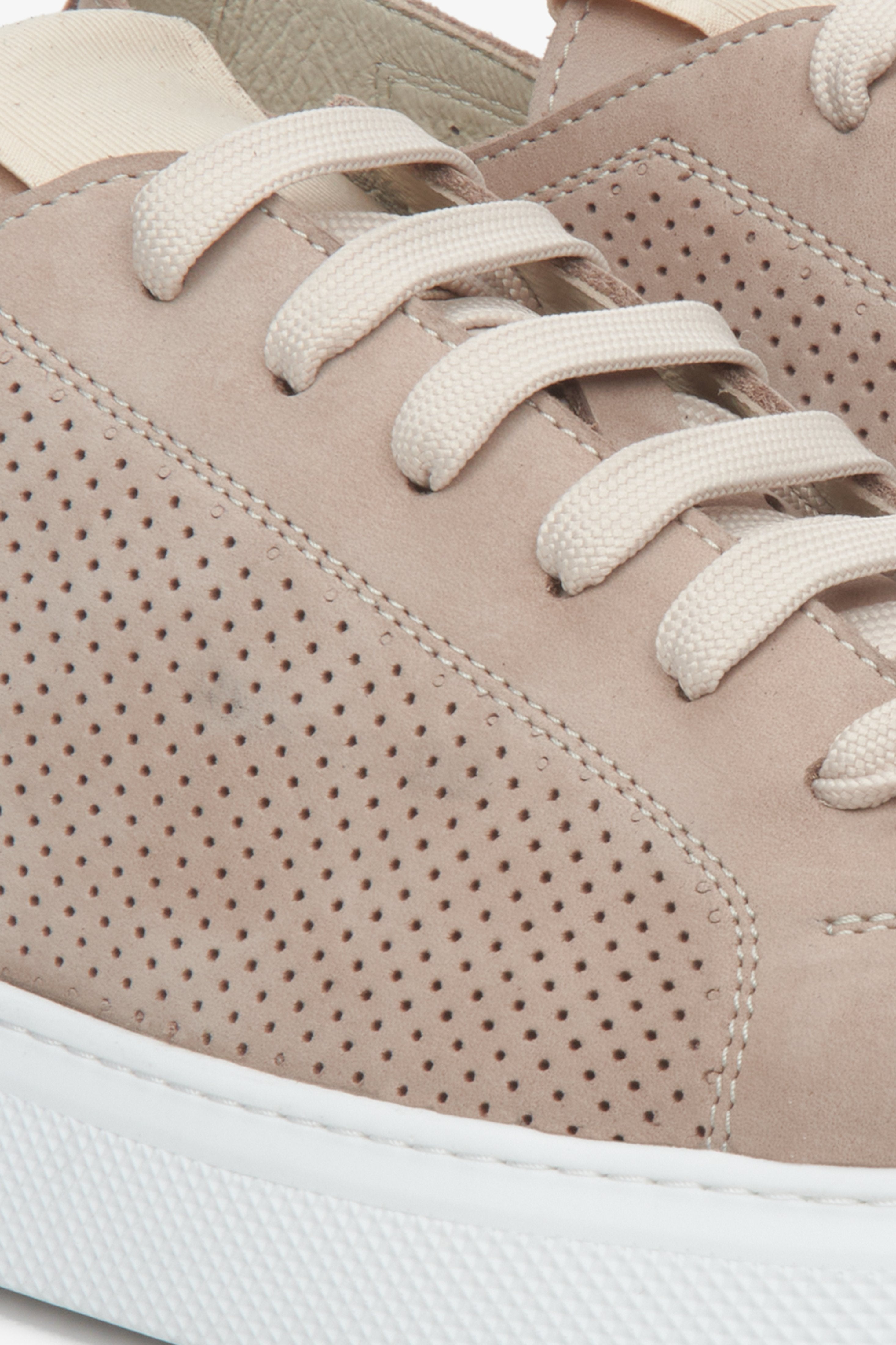 Close-up on details of men's summer beige sneakers by Estro.