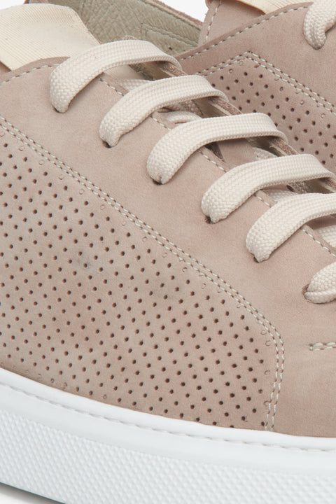 Close-up on details of men's summer beige sneakers by Estro.