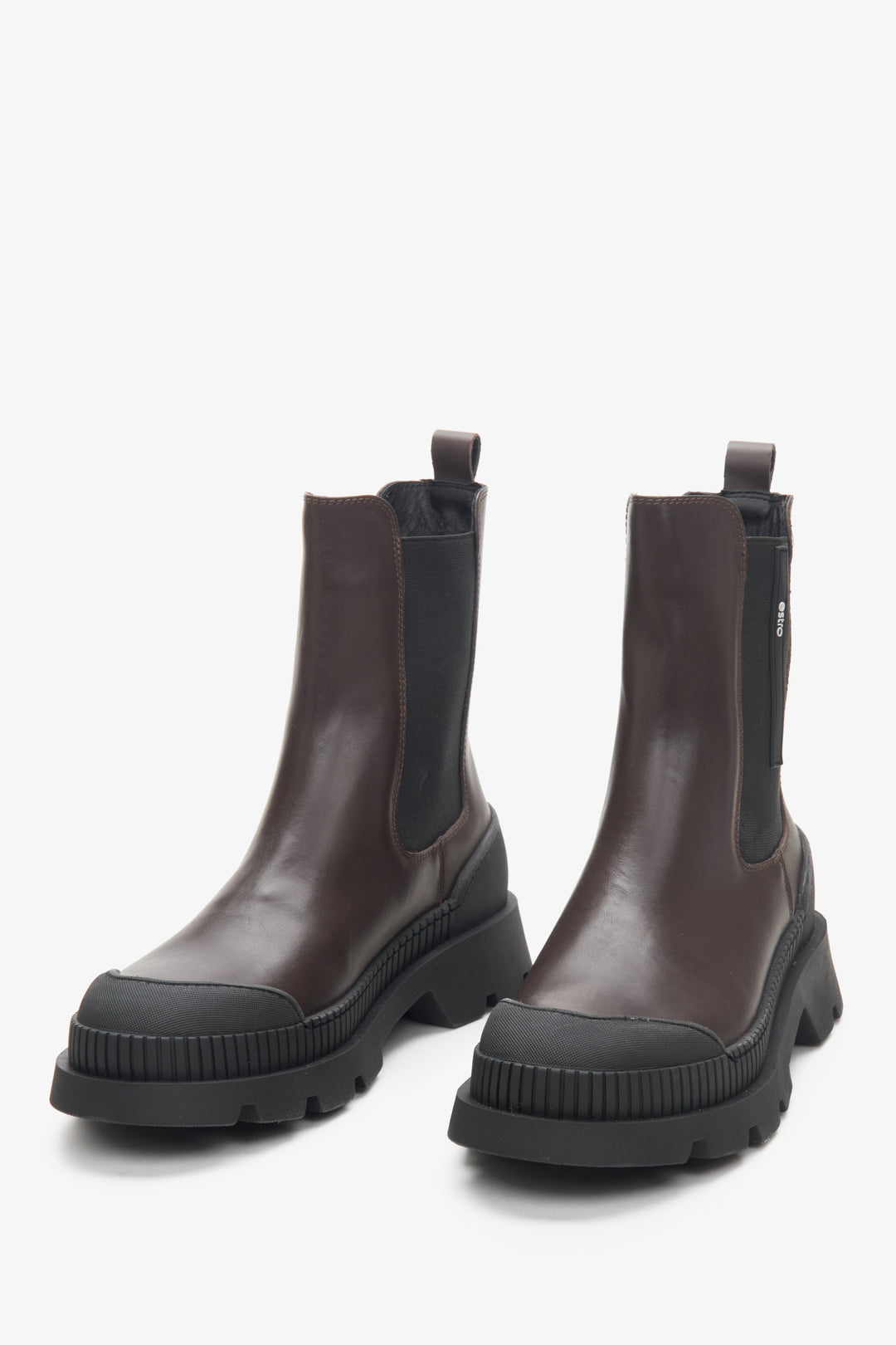 Estro women's genuine leather Chelsea boots in grey and black - front view presentation.