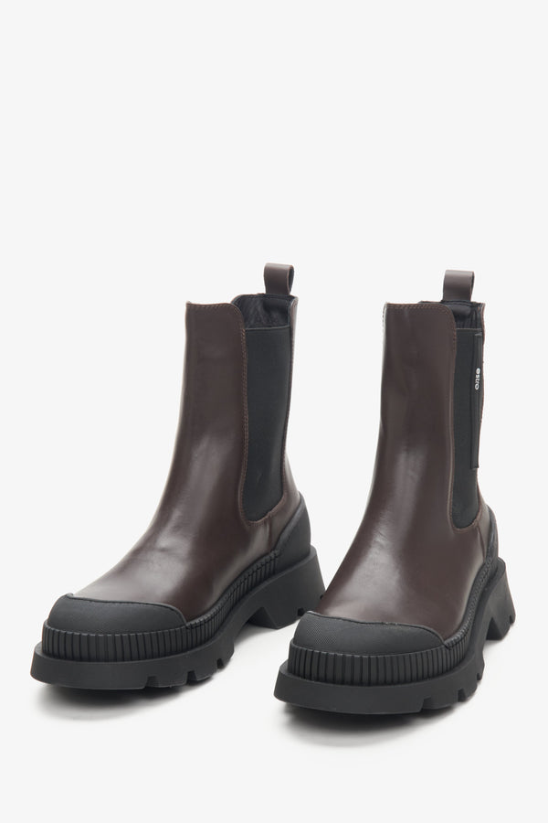 Estro women's genuine leather Chelsea boots in grey and black - front view presentation.