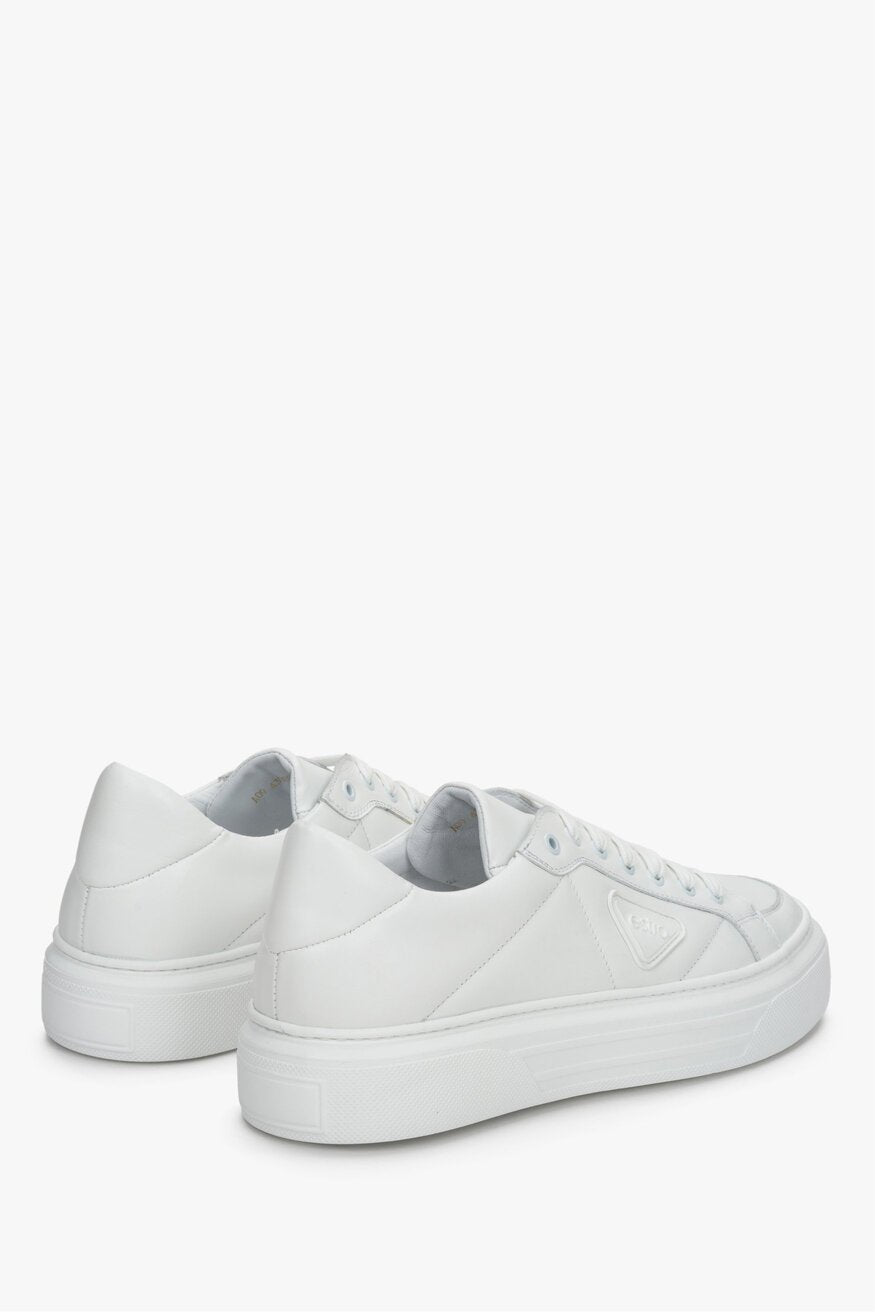 Men's white sneakers by Estro made of natural leather - close-up of the shoe profile.