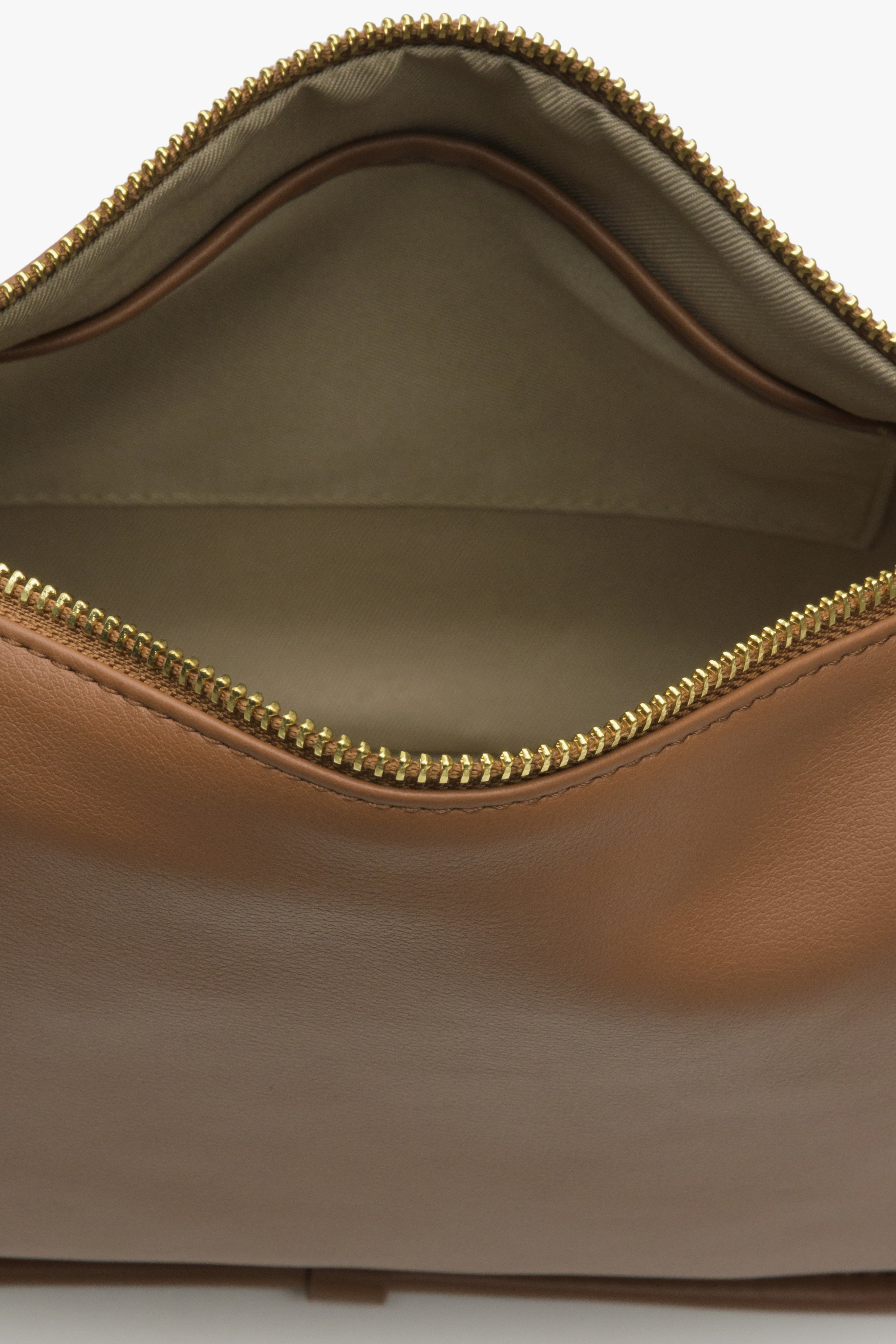 Estro brown leather women's shoulder bag - close-up on the interior of the model.