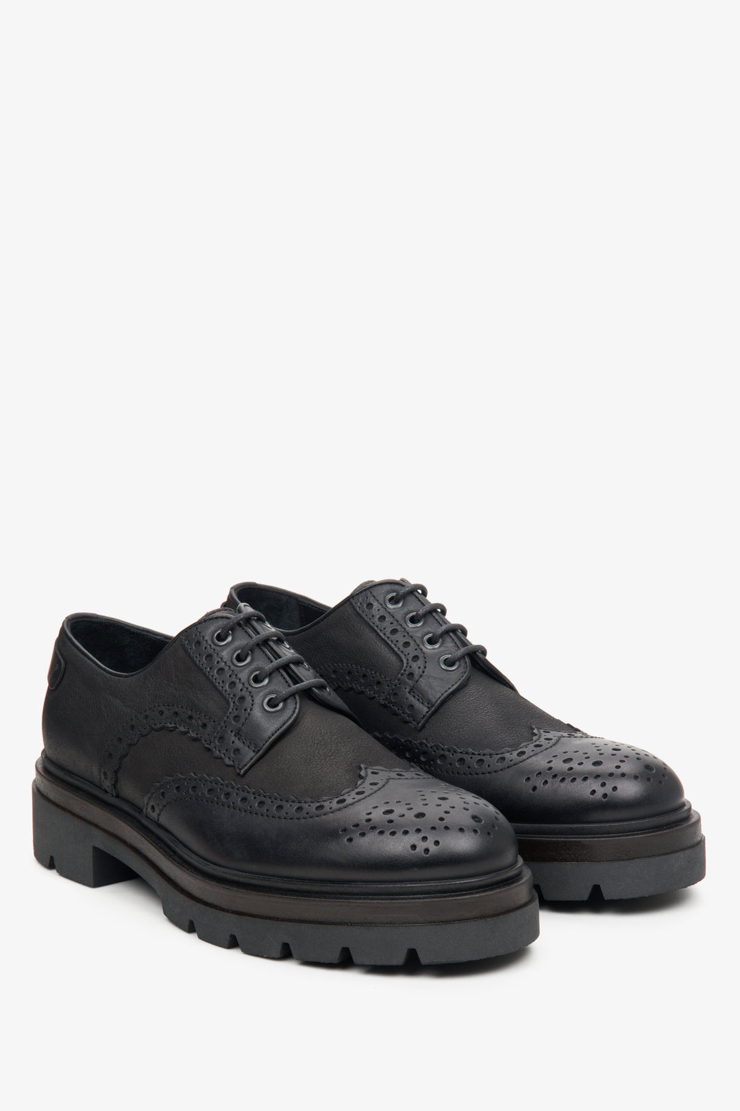 Men's black lace-up shoes by Estro.Brown lace-up men's shoes by Estro.