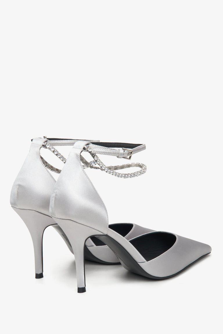 Elegant women's grey pumps by Estro x MustHave - close-up on the heel.