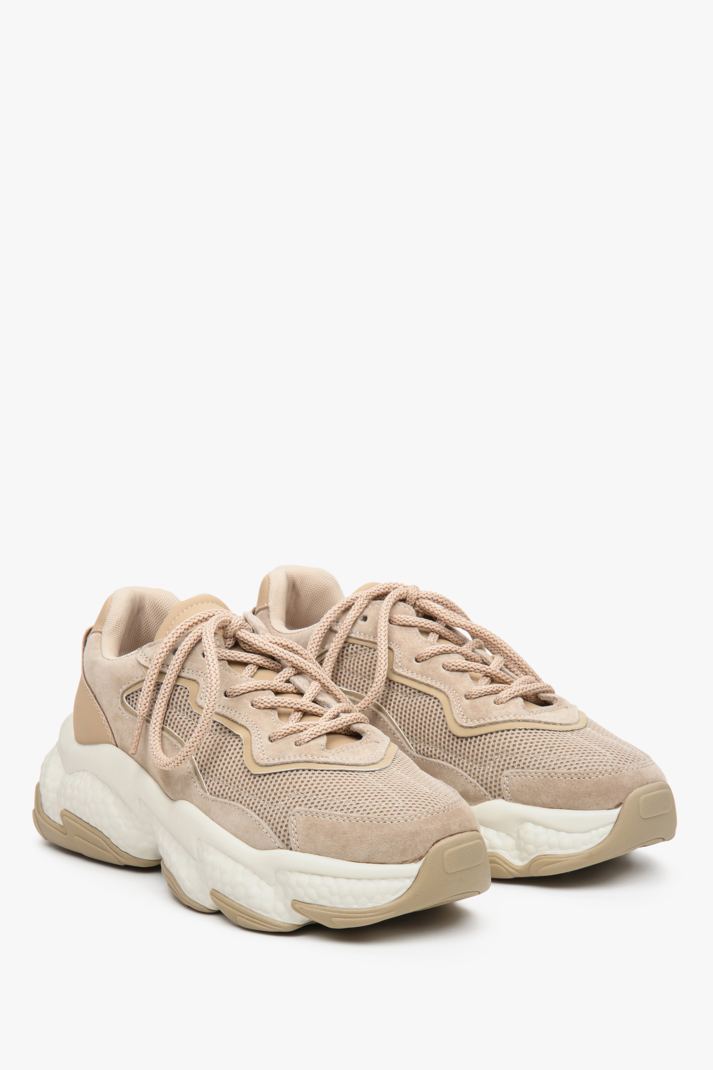 Women's sneakers ES 8 with mixed materials and lacing - close-up on the beige shoe toe.