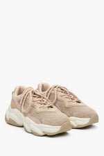 Women's sneakers ES 8 with mixed materials and lacing - close-up on the beige shoe toe.