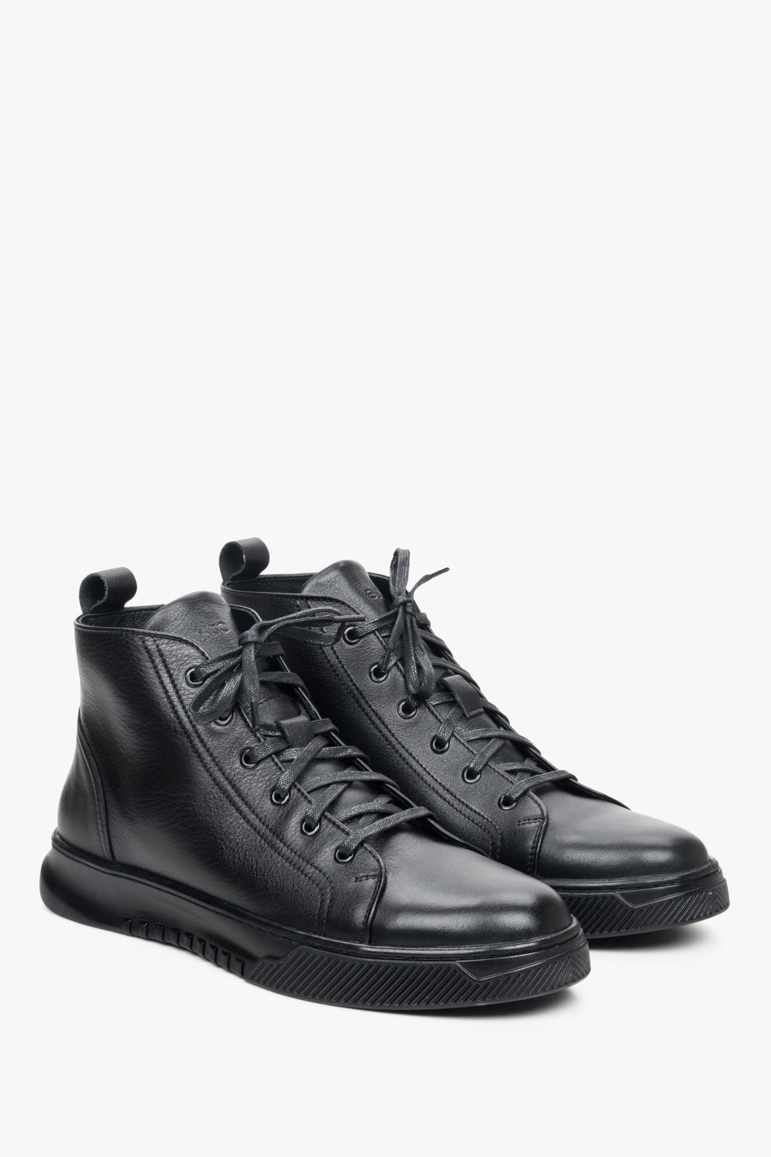 Men's sneakers in black color from natural leather Estro for winter - presentation of a shoe toe and sideline.