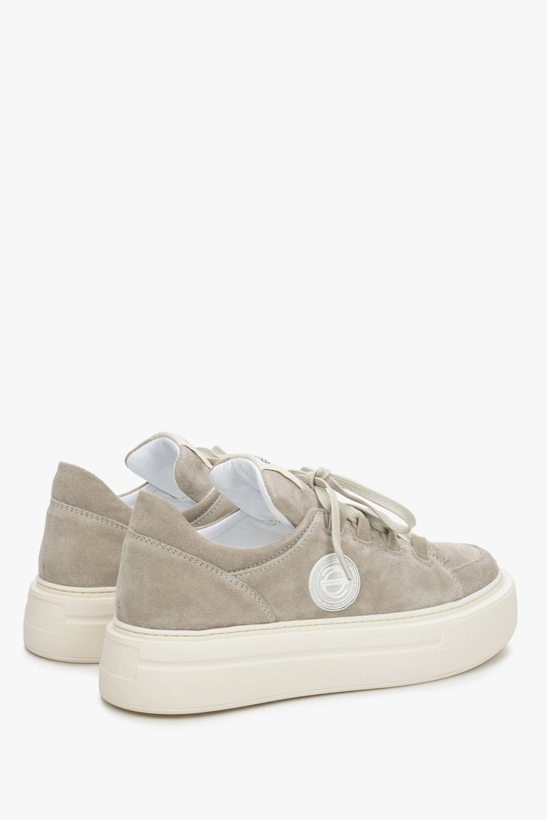 Estro beige leather sneakers on a thick sole - close-up on the back.