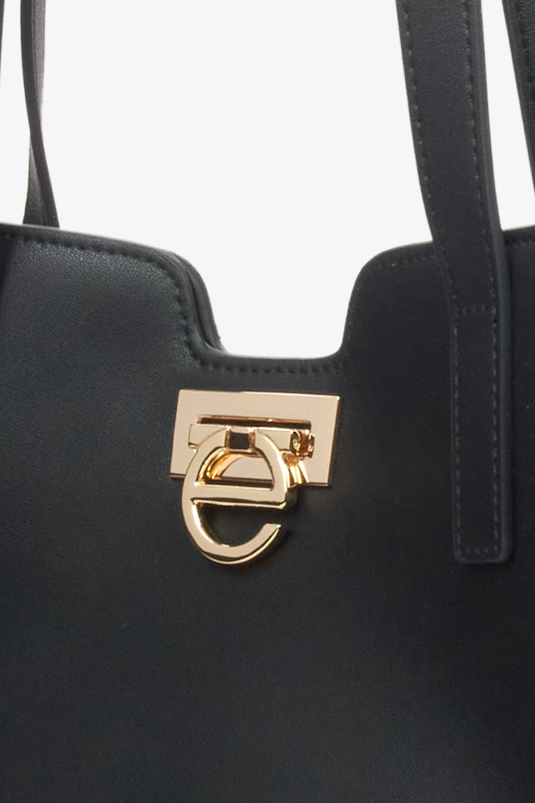 Black leather women's bag by Estro - details.