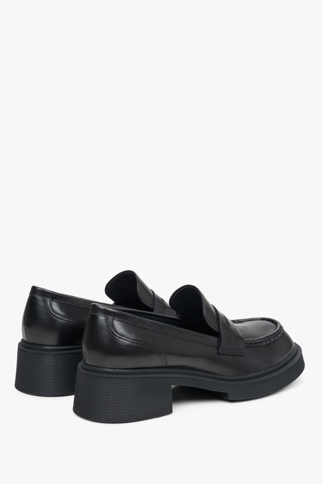 Women's black leather moccasin shoes with a stable heel, Estro - close-up on the side line and heel counters.