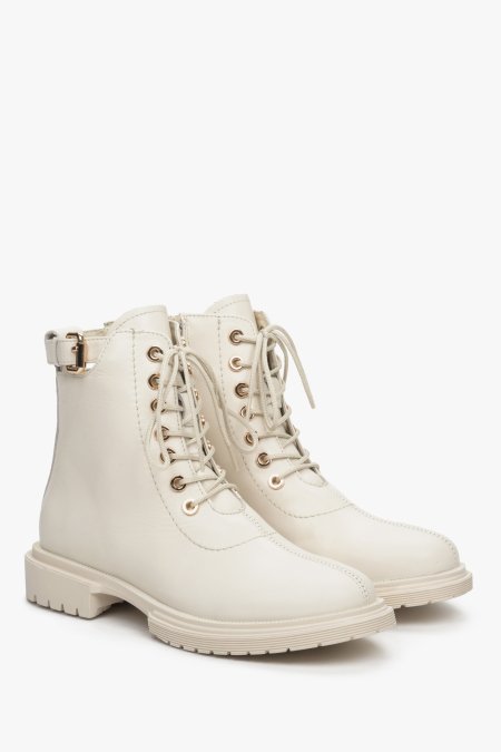 Women's beige boots made of genuine leather with laces - presentation of a shoe toe and sideline.