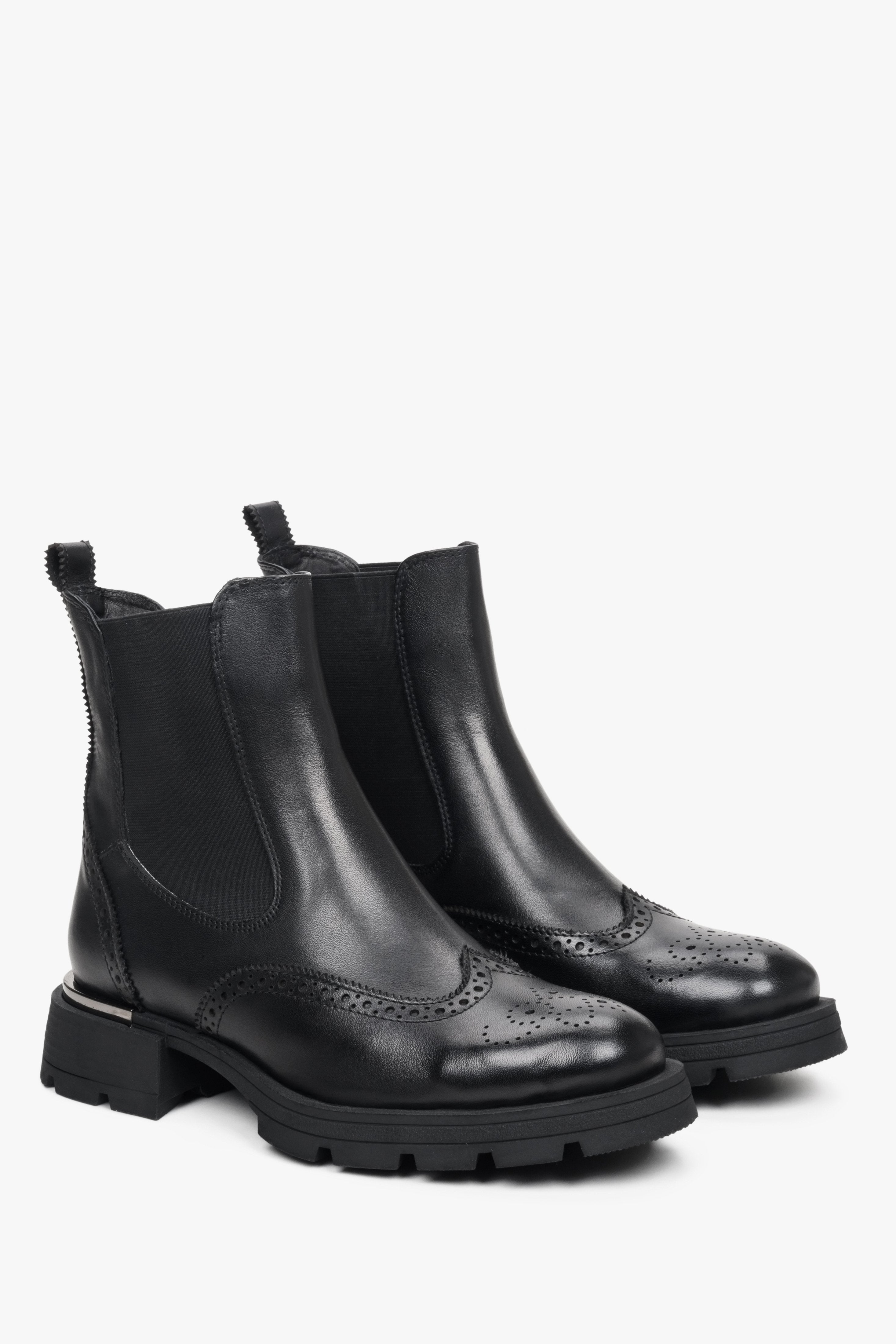 Women's casual ankle boots in black Estro - presentation of a shoe toe and sideline.