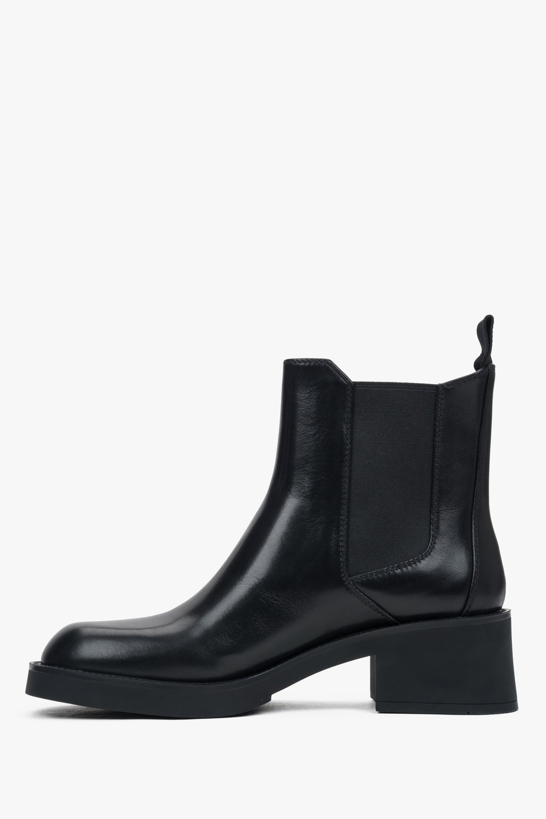 Estro black women's Chelsea boots made of genuine leather with a comfortable heel.