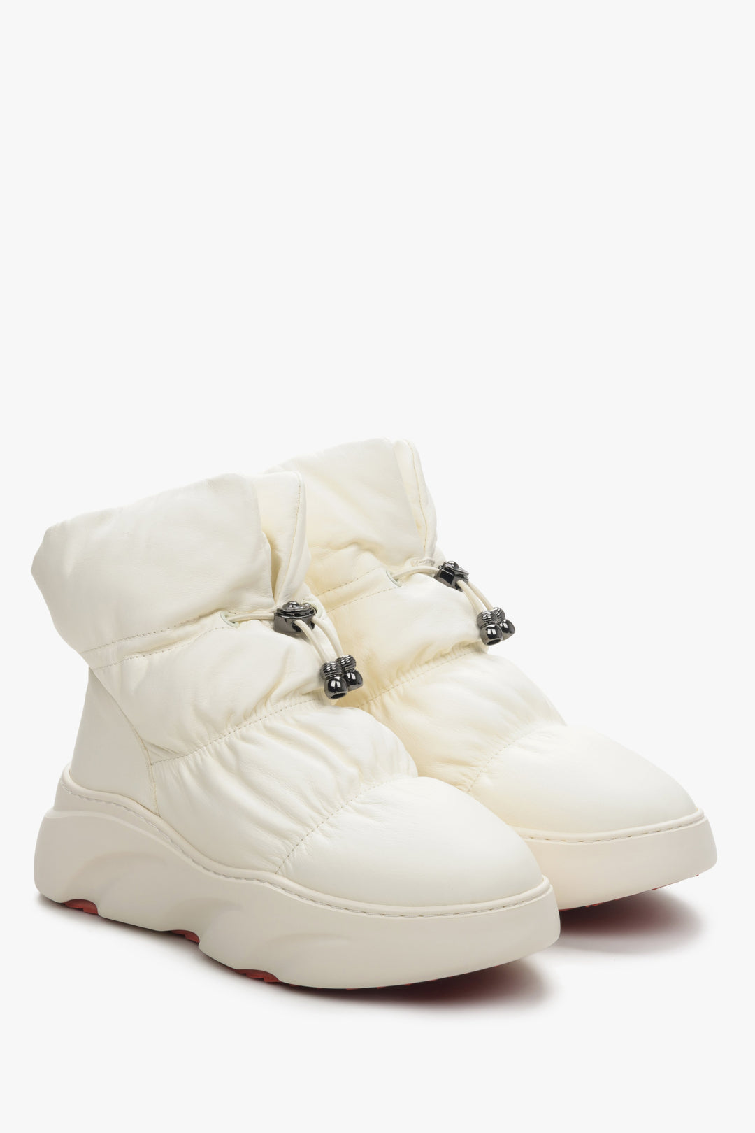 Insulated women's snow boots in light beige color by Estro.