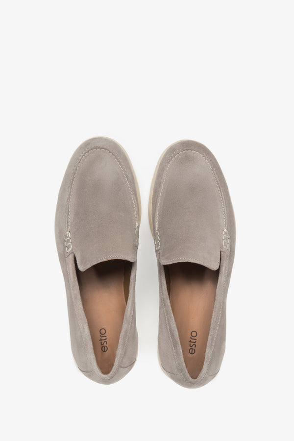 Light beige men's loafers made of natural velour by Estro.