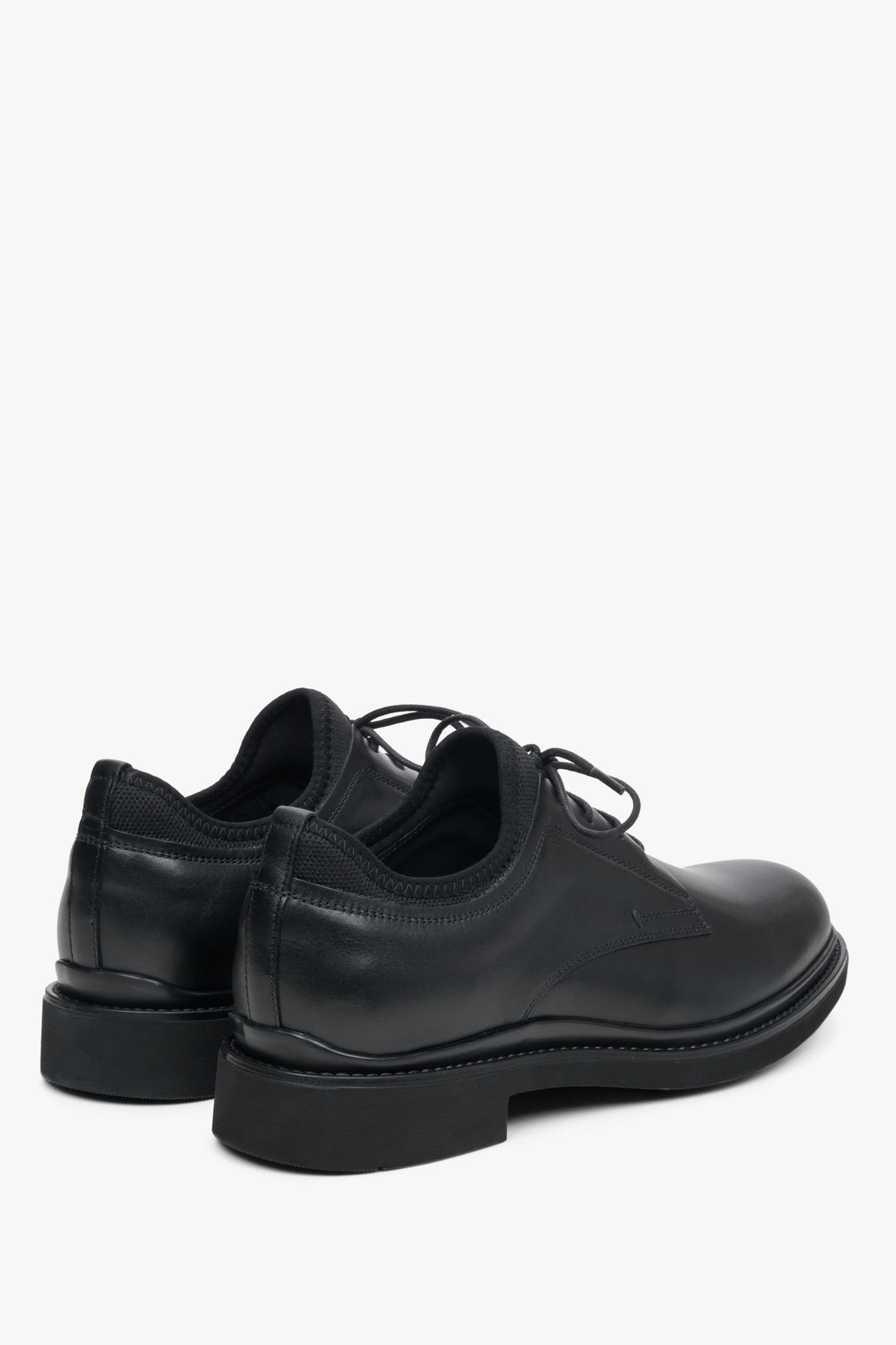 Men's leather black lace-up shoes by Estro - close-up on the heel and side stripe.