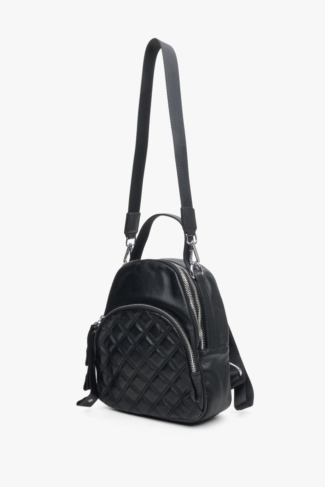 Estro's women's black leather backpack - presentation of the model with the long strap extended.