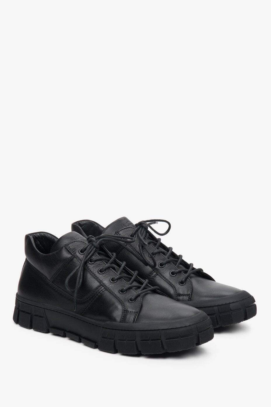 Lace-up men's winter shoes in black by Estro.