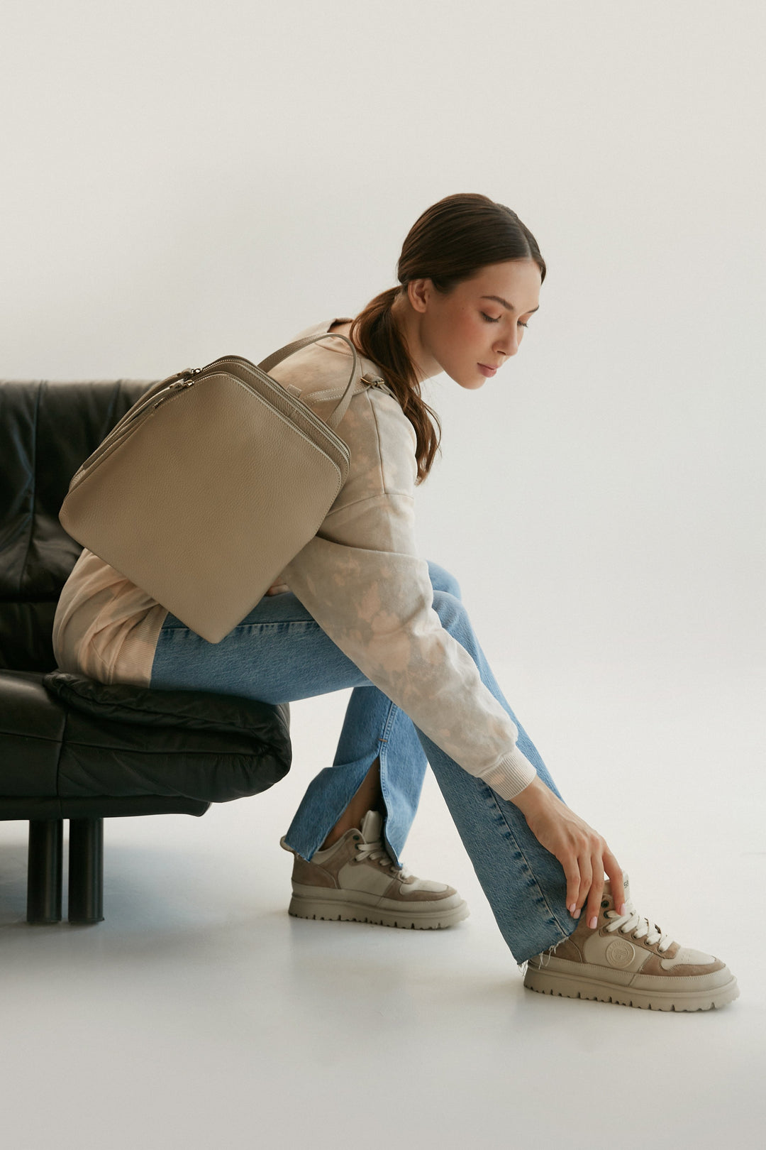 Women's velour and leather beige sneakers by Estro.