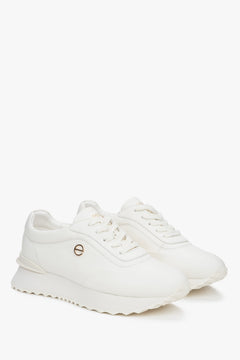 White leather sports shoes for women with a flexible sole by Estro.