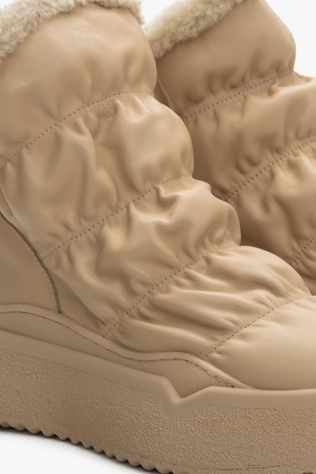 Women's snow boots in beige Estro - a close-up on details.