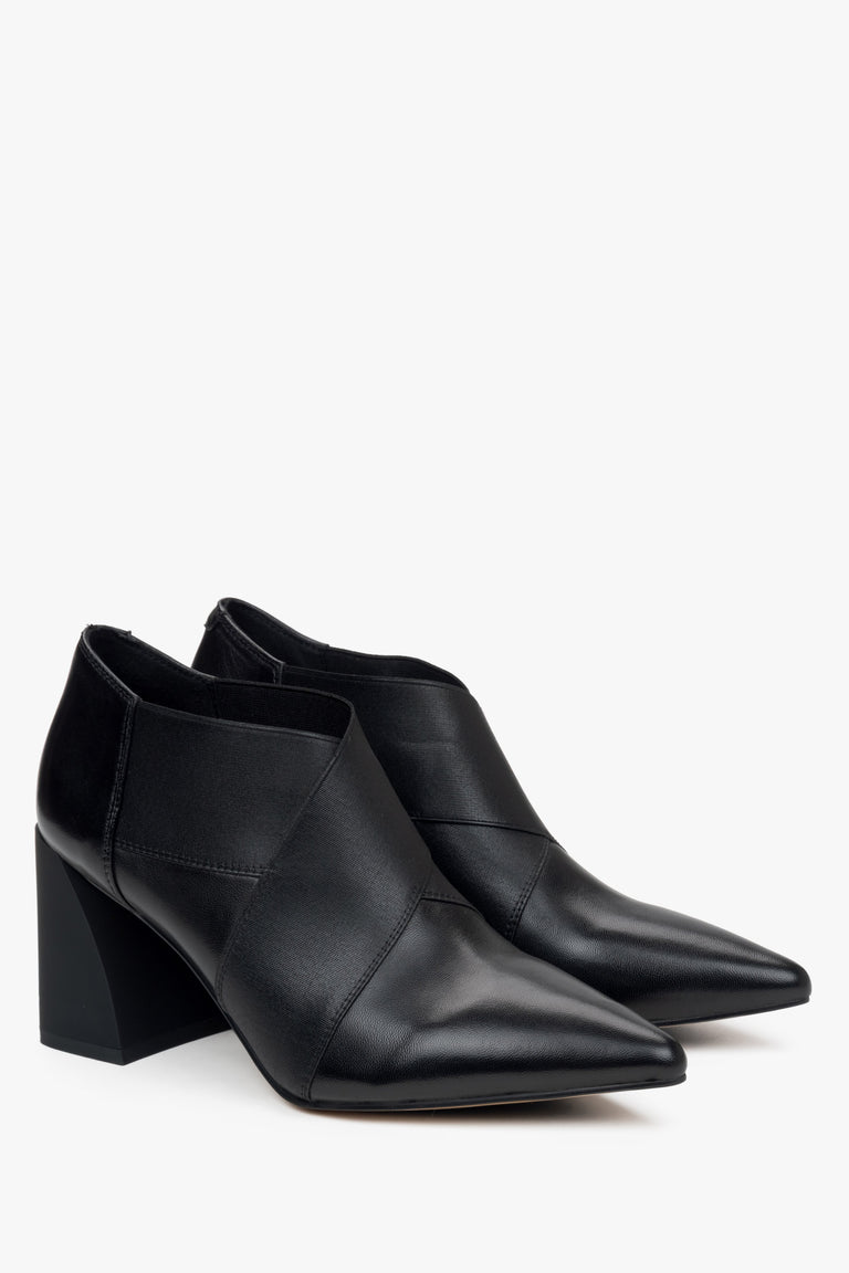 Low-top women’s black ankle boots with a pointed toe and stable block heel – close-up of the side profile of the shoes.