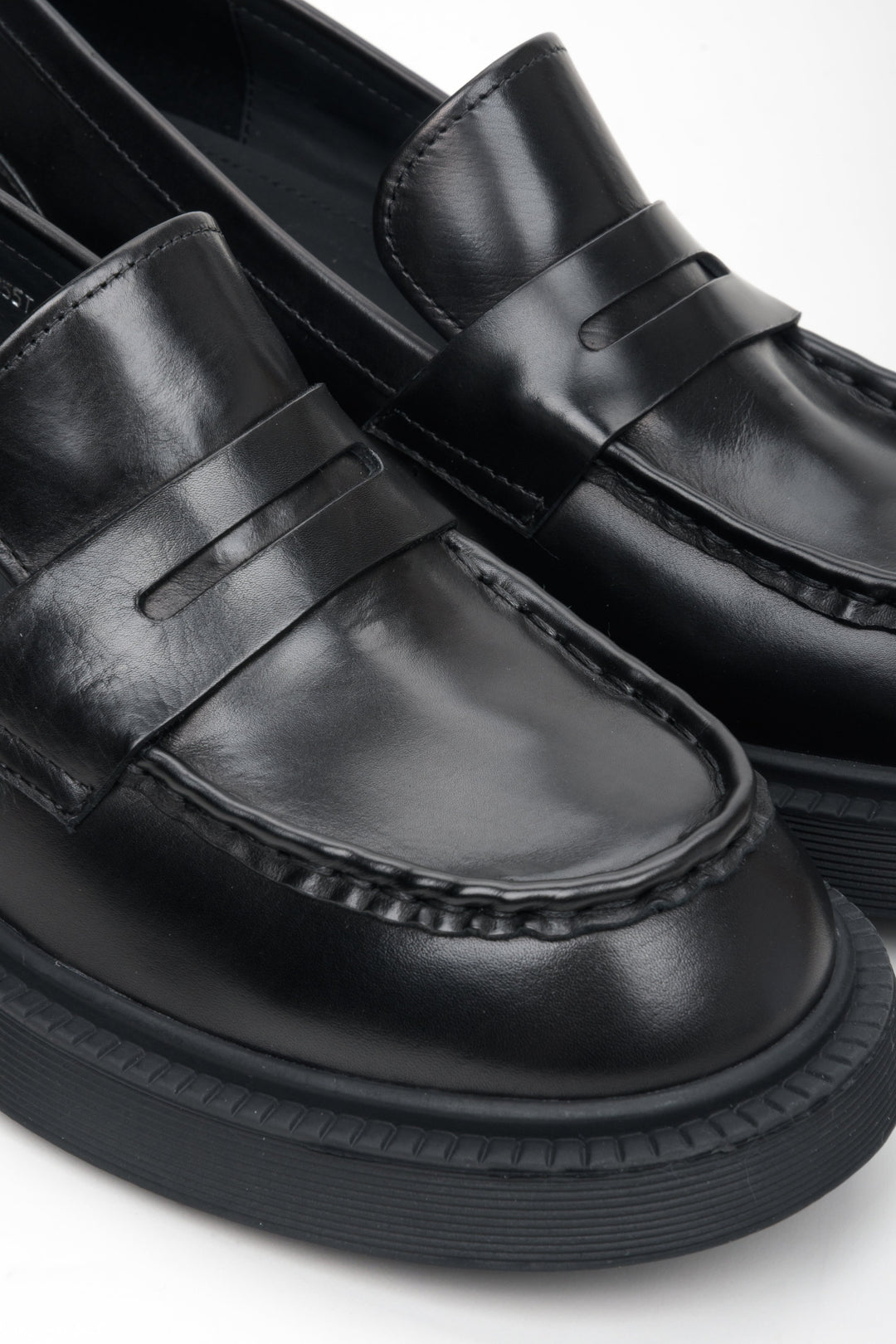 Women's moccasins made of genuine leather in black by Estro - close-up on details.