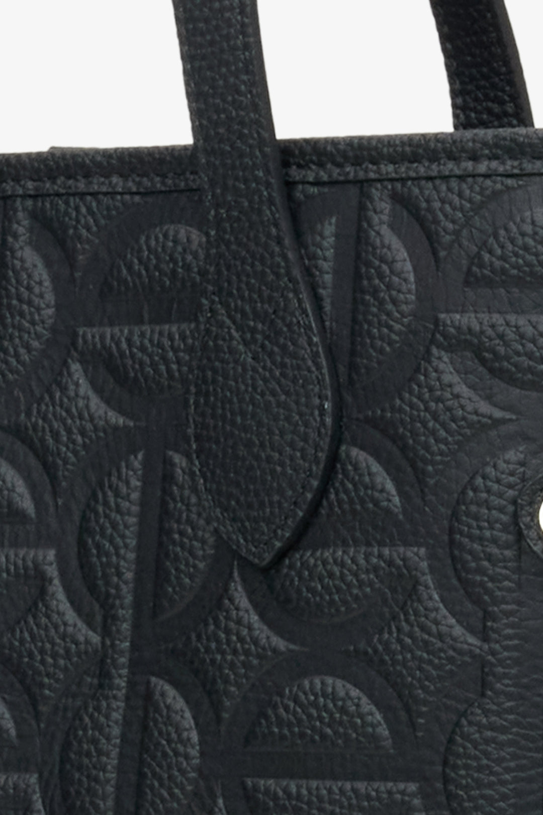 Leather women's black shopper bag by Estro - close-up on detail.