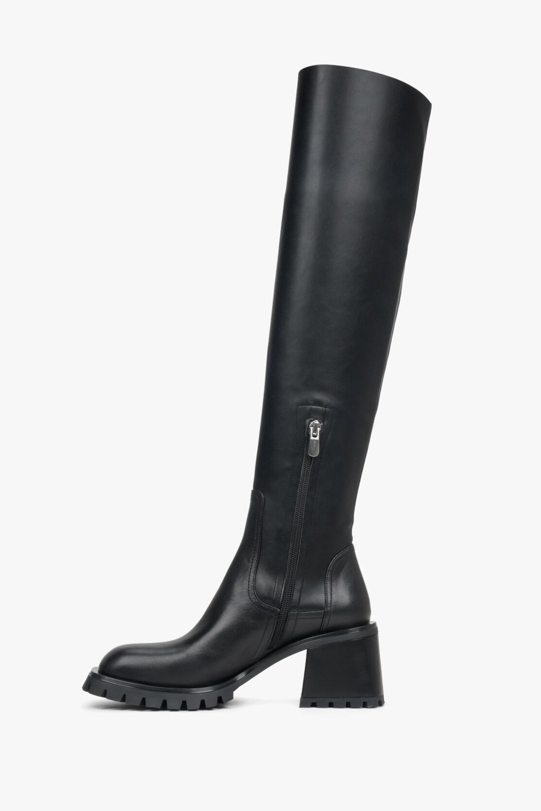 Stylish women's black boots for fall - shoe profile.