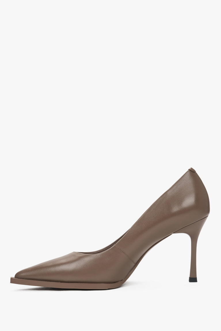 Women's brown leather pumps by Estro - shoe profile.