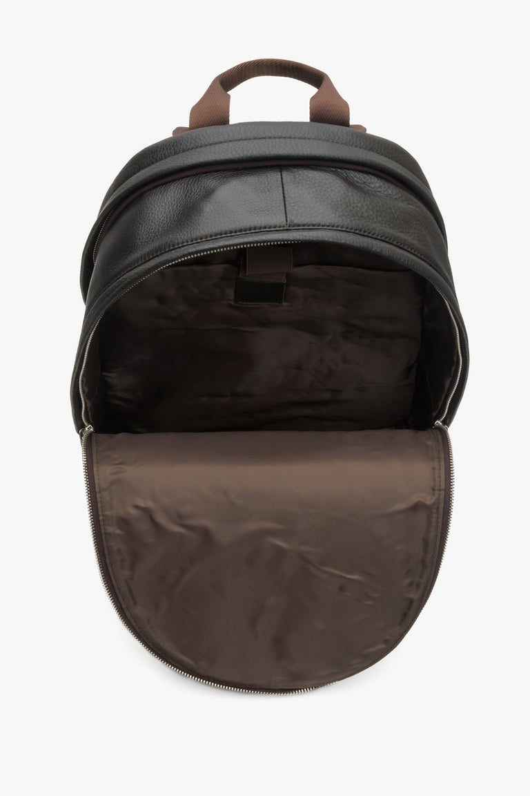 Men's dark brown large backpack by Estro made of genuine leather - close-up on the interior design.