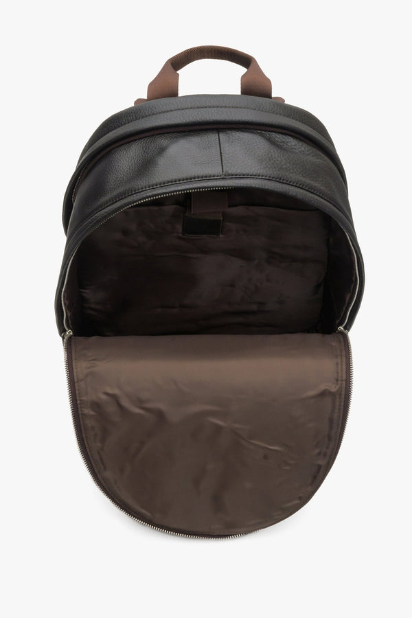 Men's dark brown large backpack by Estro made of genuine leather - close-up on the interior design.