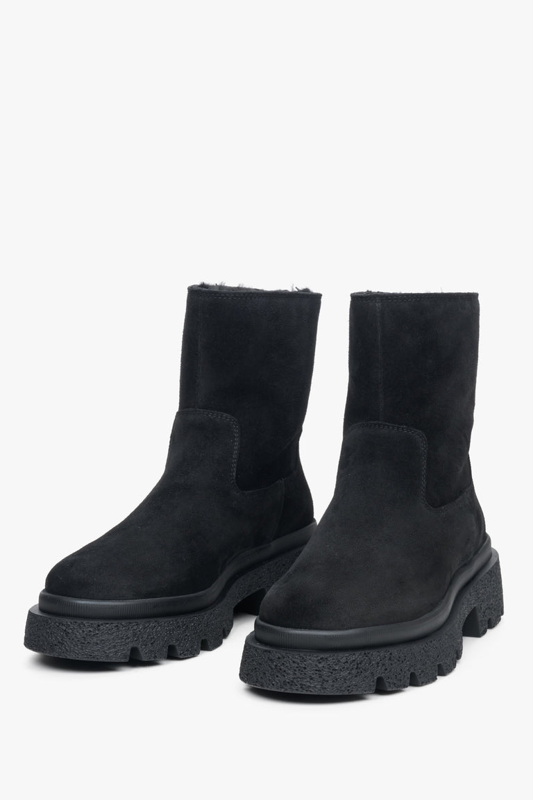 Women's black velour ankle boots Estro - presentation of the toeline.