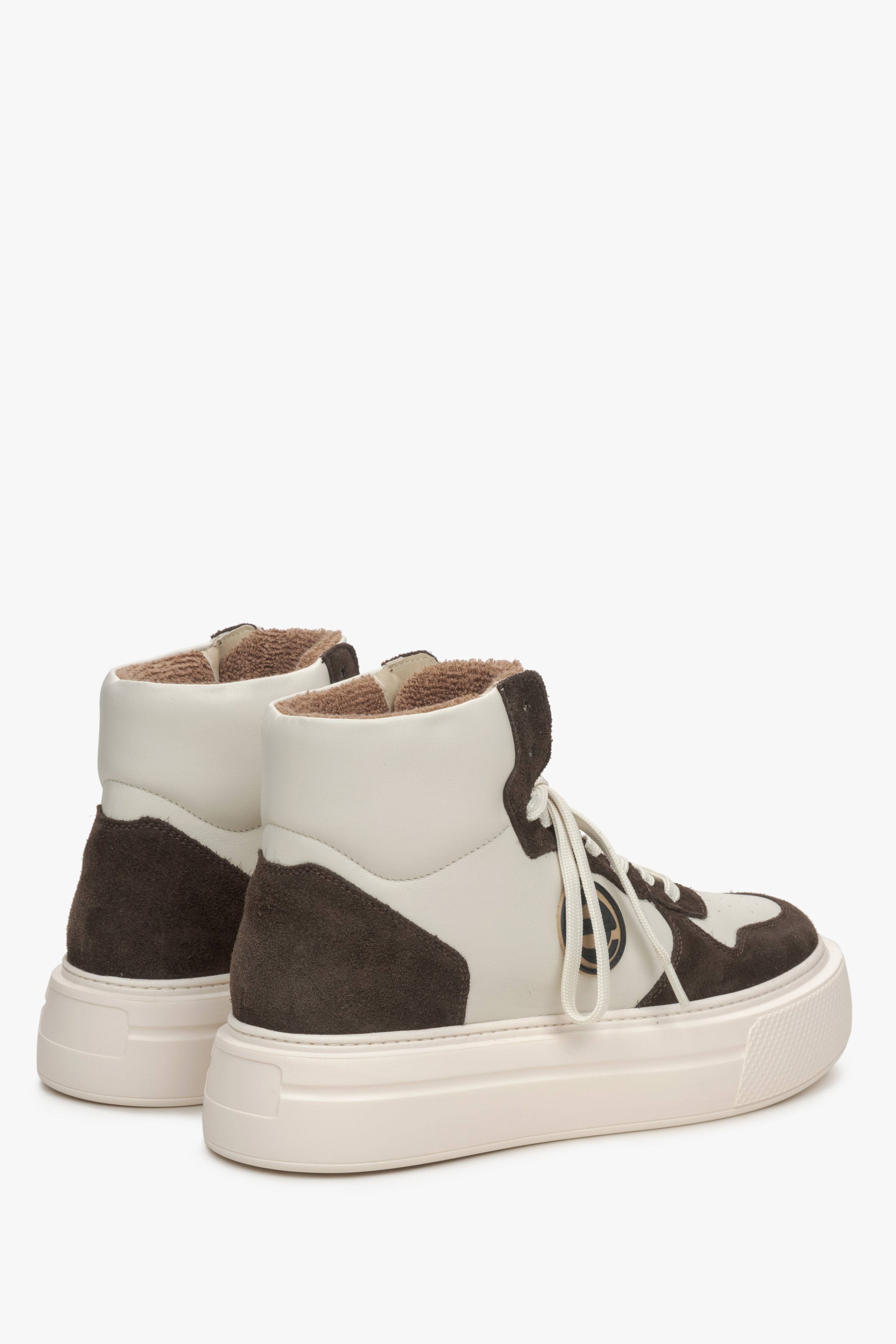 Women's beige-brown sneakers Estro - close-up of the heel and side line of the shoe.