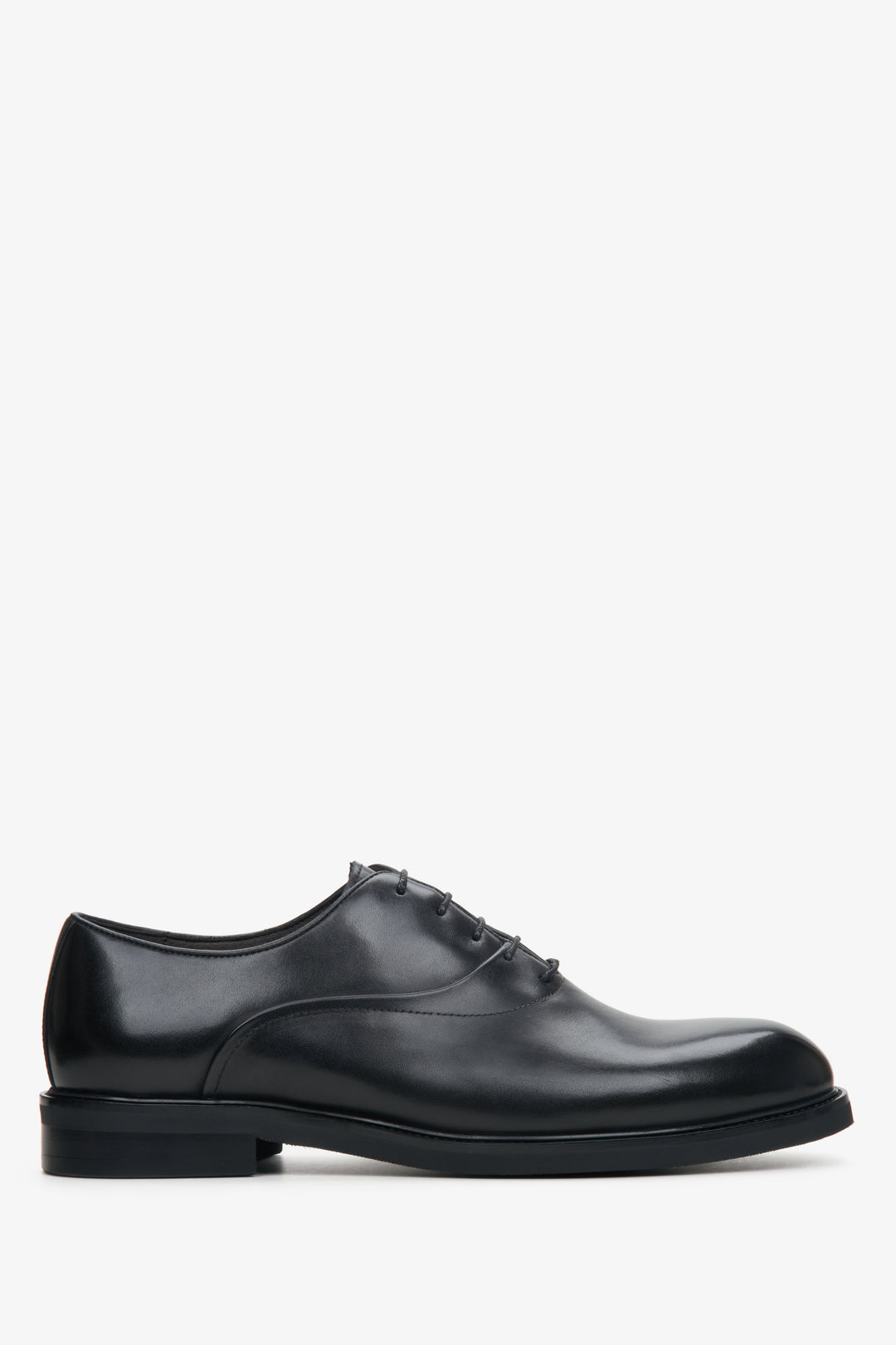 Men's black leather shoes by Estro - shoe profile.