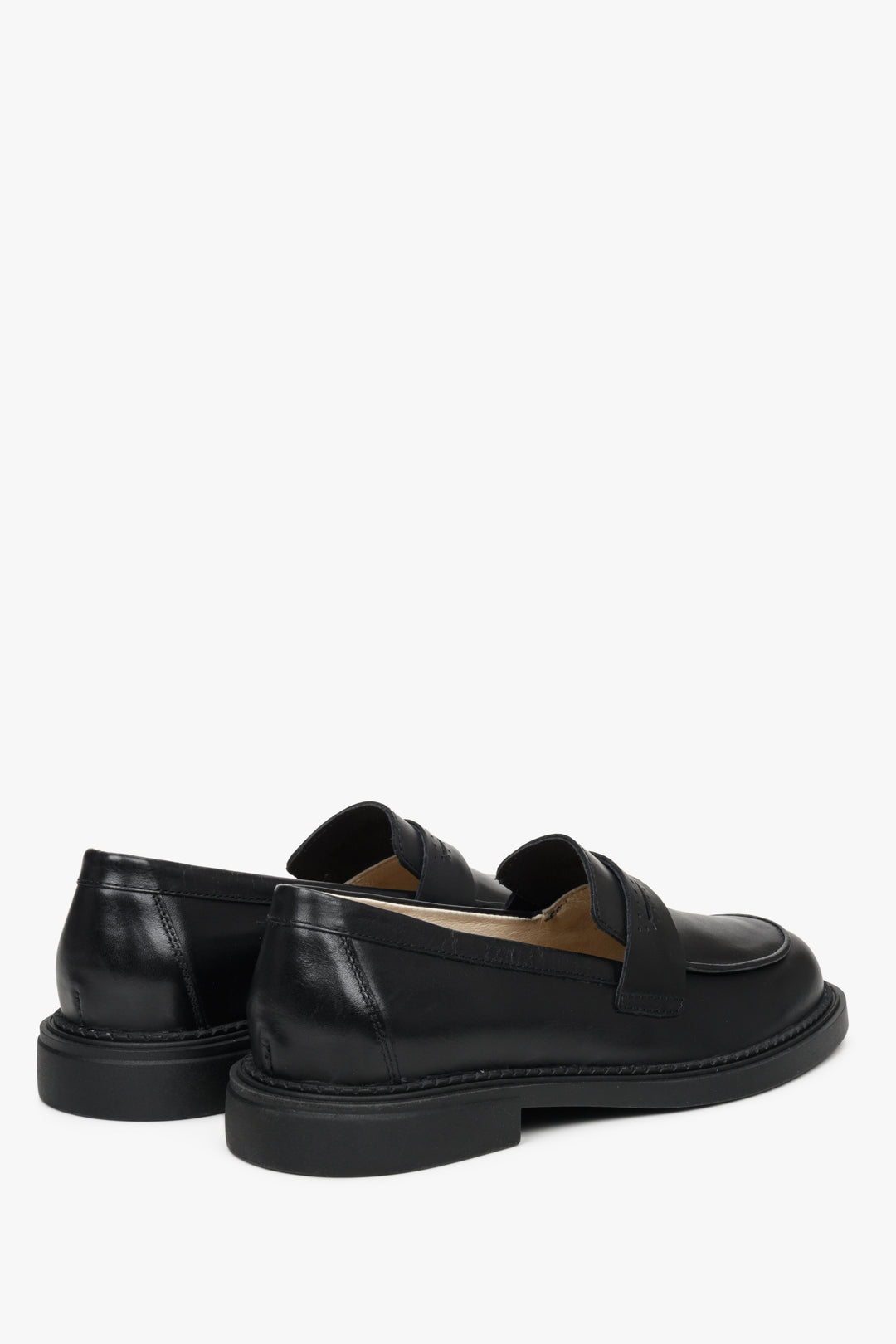 Women's leather loafers in black Estro - a close-up of the heel.