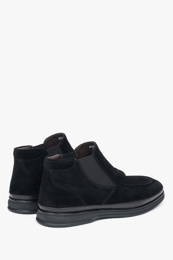 Estro black men's chelsea boots made of natural velour – close-up of the heel and side line of the boots.