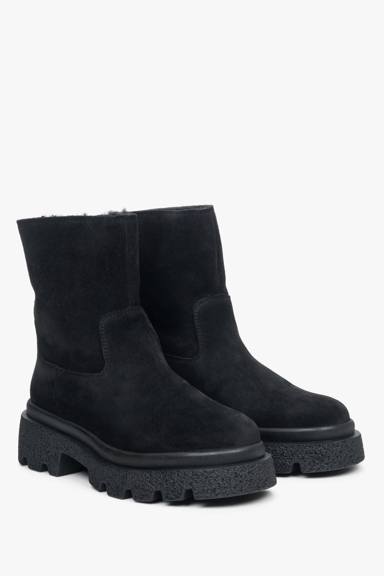 Winter ankle boots for women in black velour Estro.