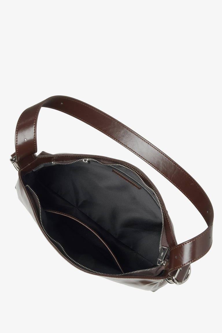 Women's saddle brown handbag Estro - a close-up on the main compartment.