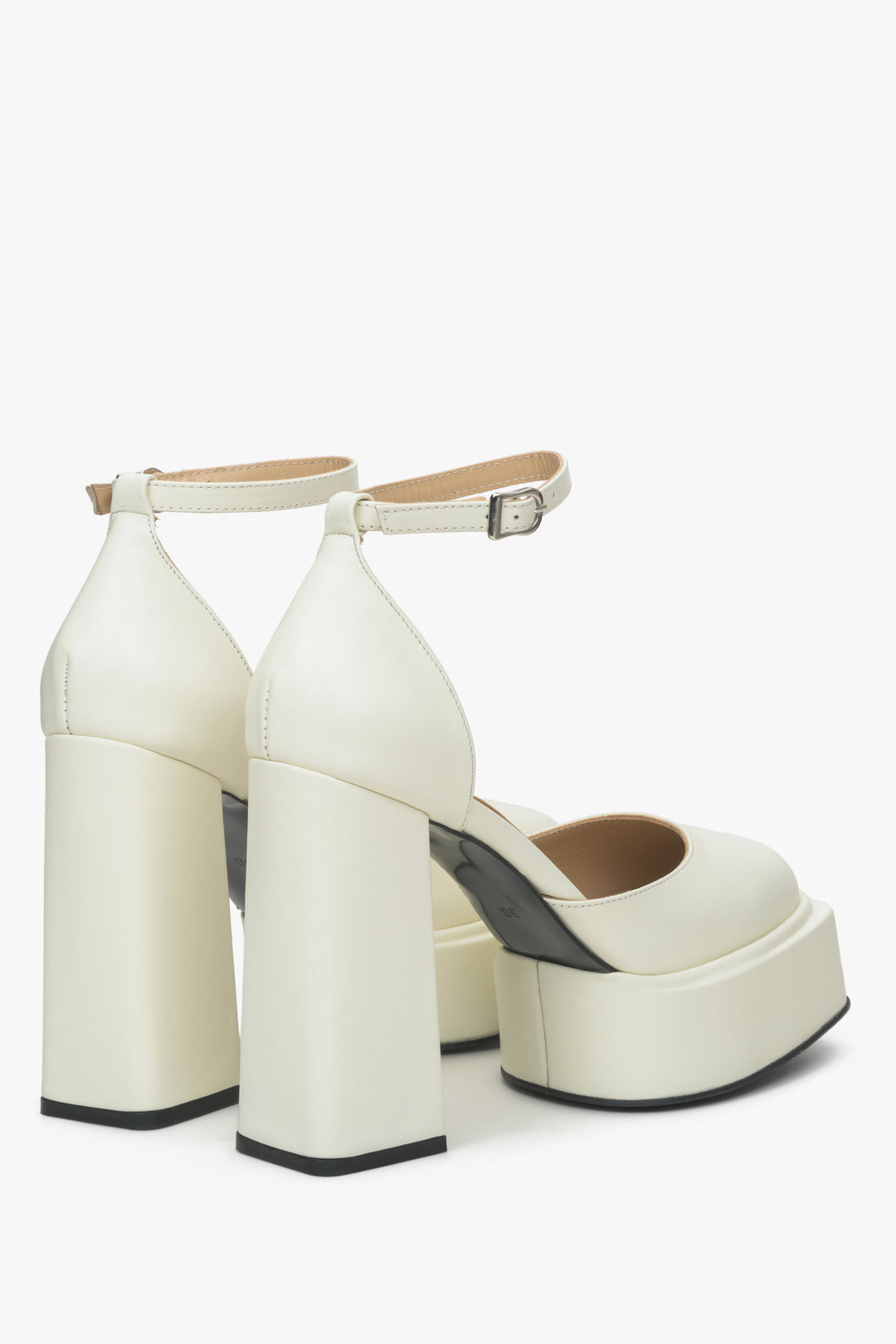 Women's light beige leather sandals Estro.