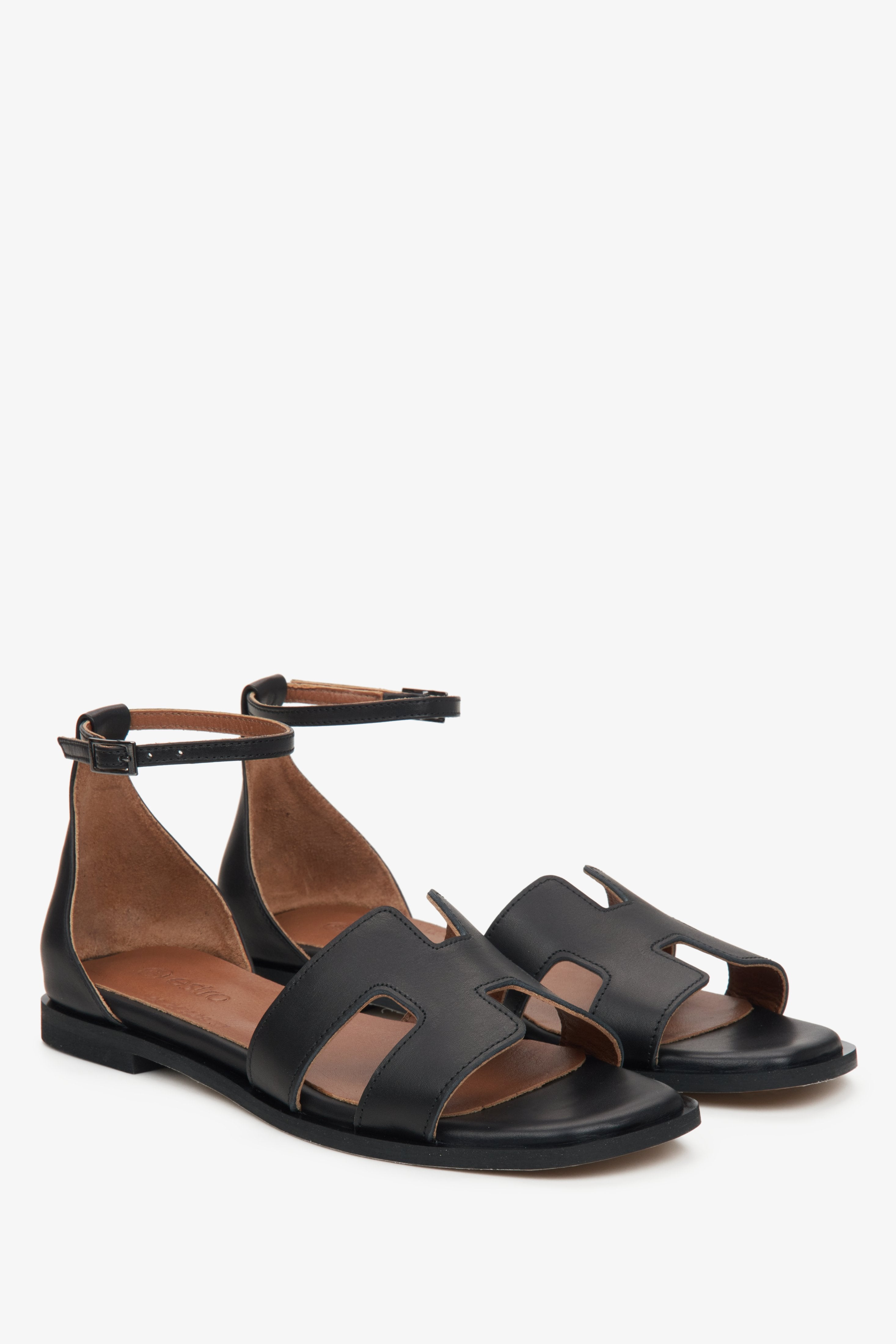 Estro women's black sandals.