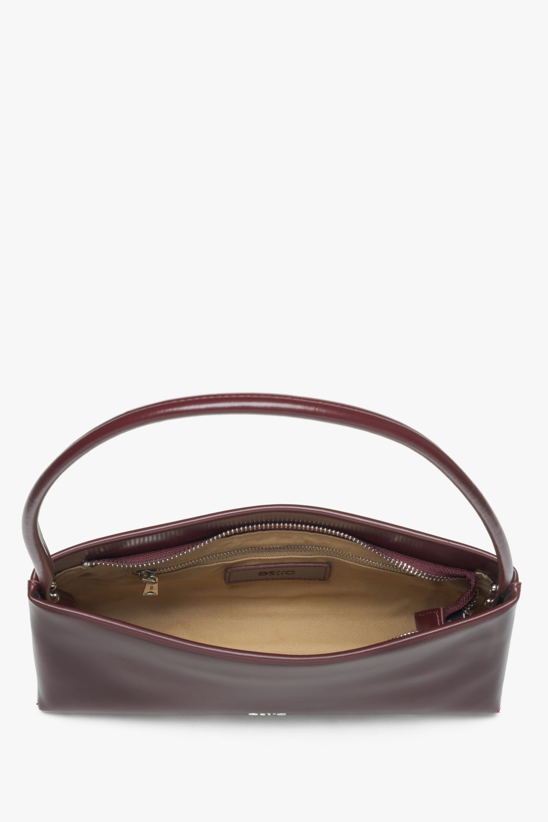 Women's burgundy leather handy bag - presentation of the main compartment.