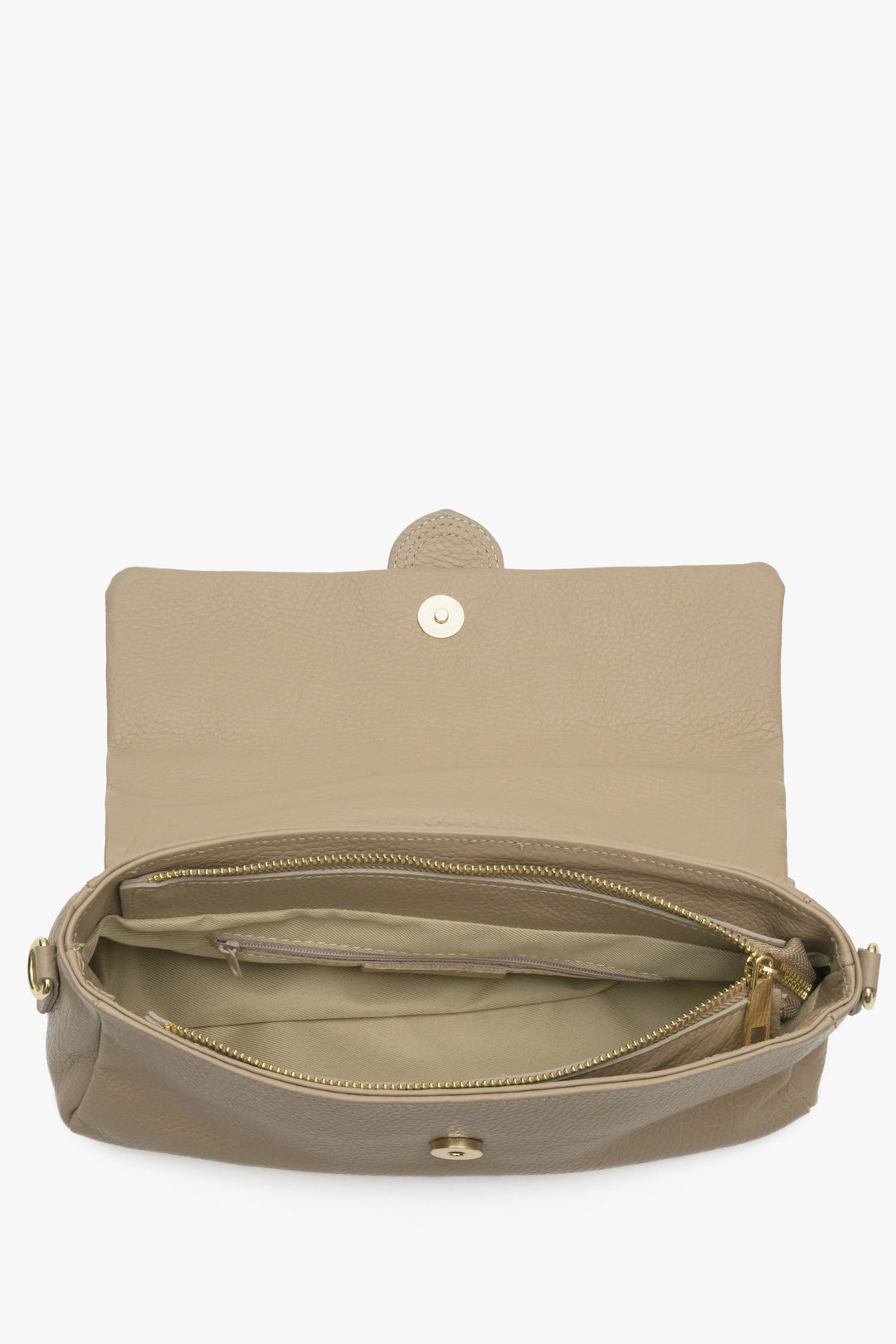Elegant women's handbag in beige Estro - presentation of the bag's main pocket.