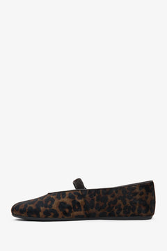 Elegant women's ballet flats by Estro, made of genuine leather and featuring a buckle with a leopard print pattern.