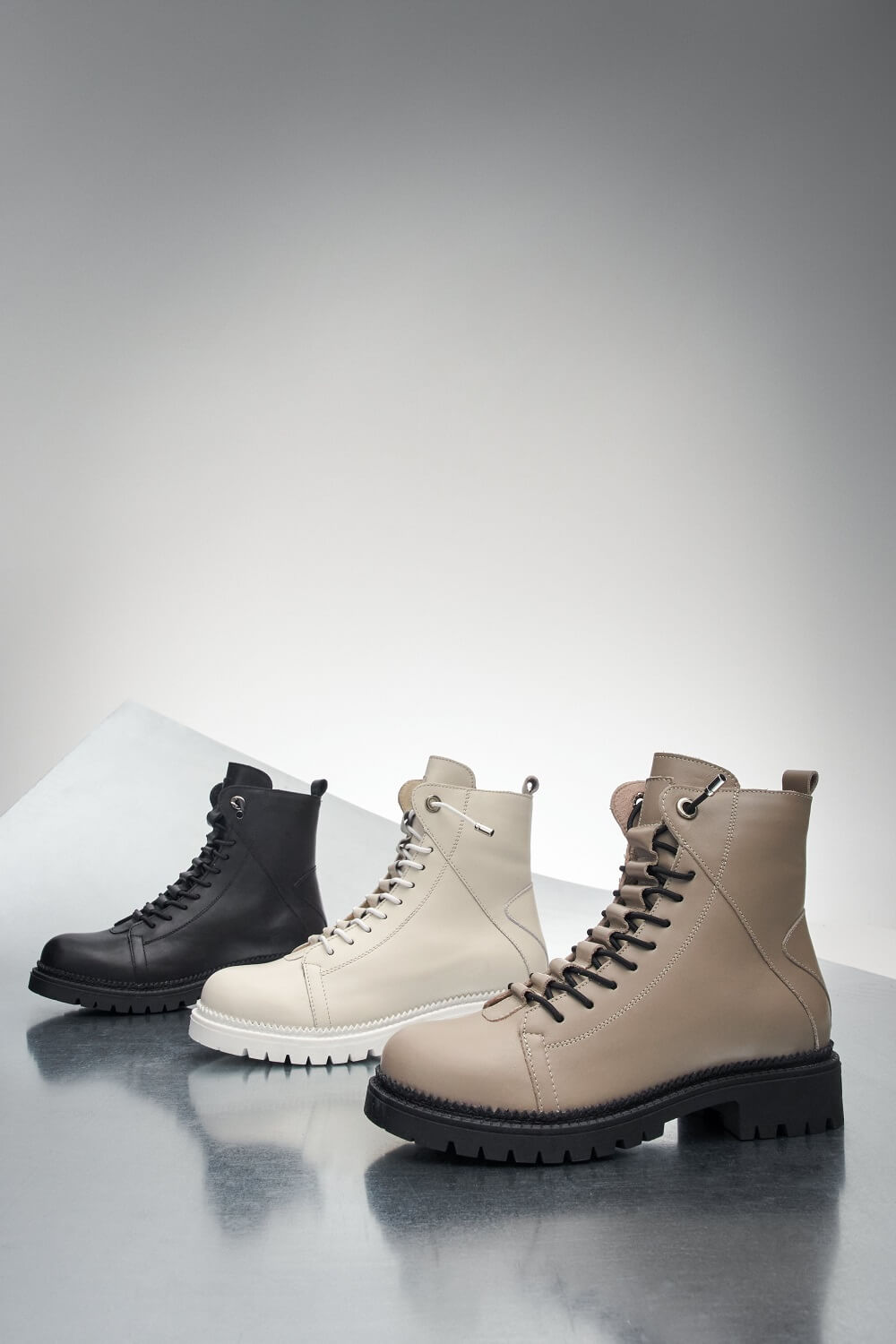 Estro women's lace-up winter boots: showcasing available colours.